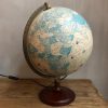 retro wereldbol lamp met houten voet