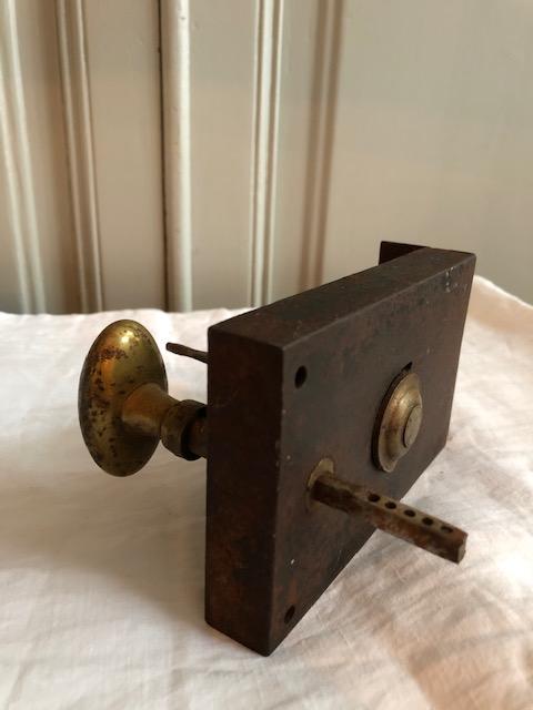 Over het algemeen stuiten op Tot stand brengen Antiek Frans deurslot met koperen knoppen en oude sleutel | Verkocht | Beau  & Co