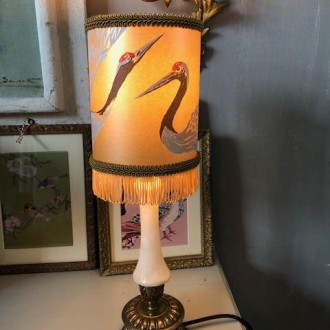 Antieke tafellampje met vogelkapje