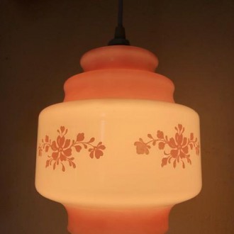 Retro opaline hanglamp oud roze en wit met bloemen | Verkocht