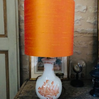 Romantisch Frans tafellampje met oranje zijde kap