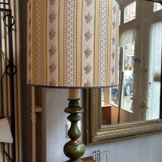 Landelijke vintage tafellamp met handgemaakte kap van vintage stof | Verkocht